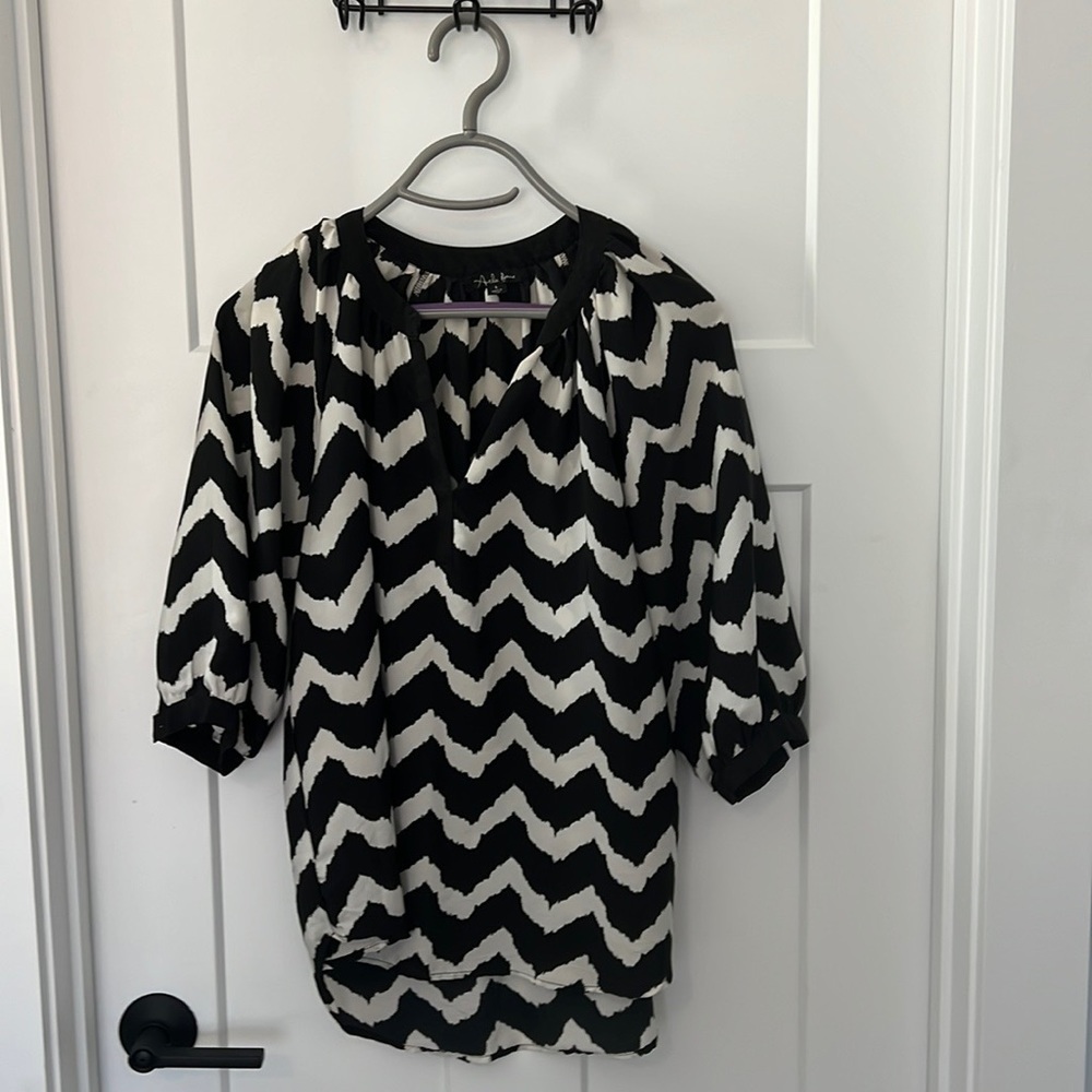 Blacks d white top